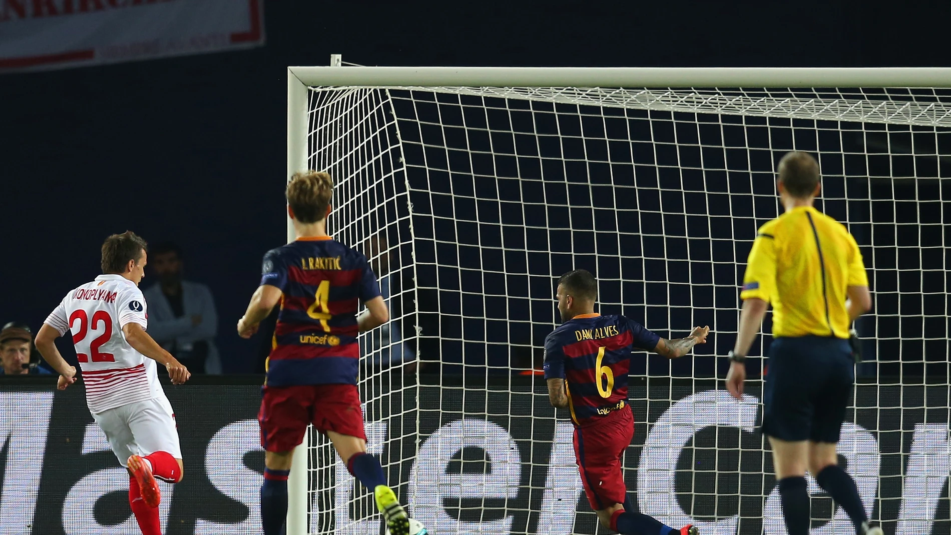 Konoplyanka chuta a puerta durante la final de la Supercopa de Europa Konoplyanka chuta a puerta durante la final de la Supercopa de Europa