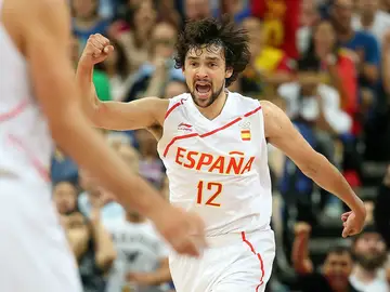 Llull celebra un punto con España Llull celebra un punto con España