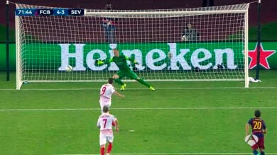 Gameiro da esperanzas al Sevilla convirtiendo un penalti