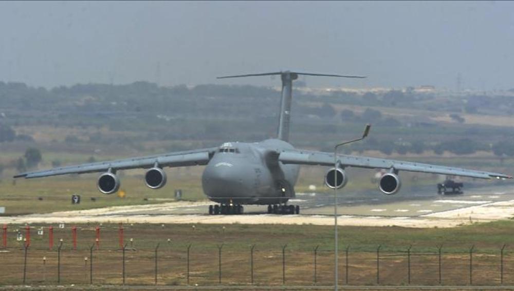 Un avión militar estadounidense C-5 Galaxy aterriza en la base aérea de Incirlik