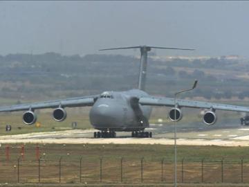 Un avión militar estadounidense C-5 Galaxy aterriza en la base aérea de Incirlik