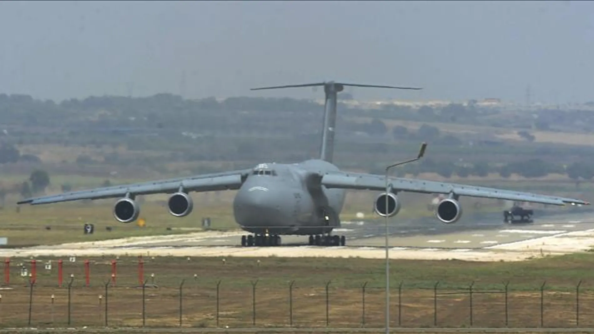 Un avión militar estadounidense C-5 Galaxy aterriza en la base aérea de Incirlik Un avión militar estadounidense C-5 Galaxy aterriza en la base aérea de Incirlik