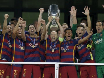 Iniesta levanta el trofeo de supercampeón de Europa