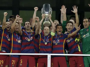 Iniesta levanta el trofeo de supercampeón de Europa Iniesta levanta el trofeo de supercampeón de Europa