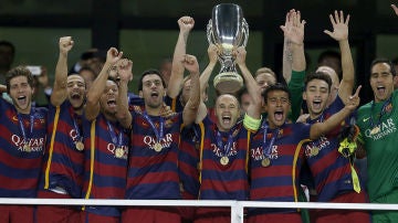 Iniesta levanta el trofeo de supercampeón de Europa