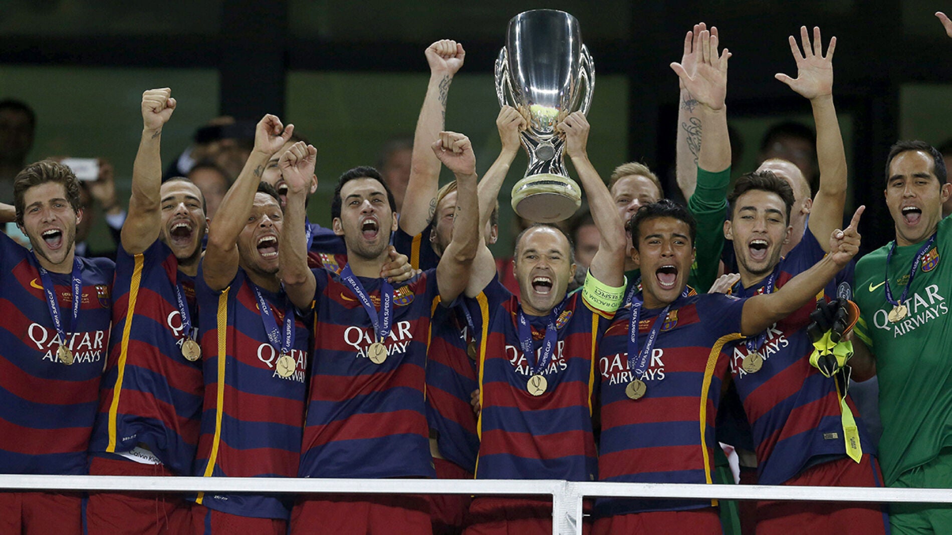 Iniesta levanta el trofeo de supercampe&oacute;n de Europa