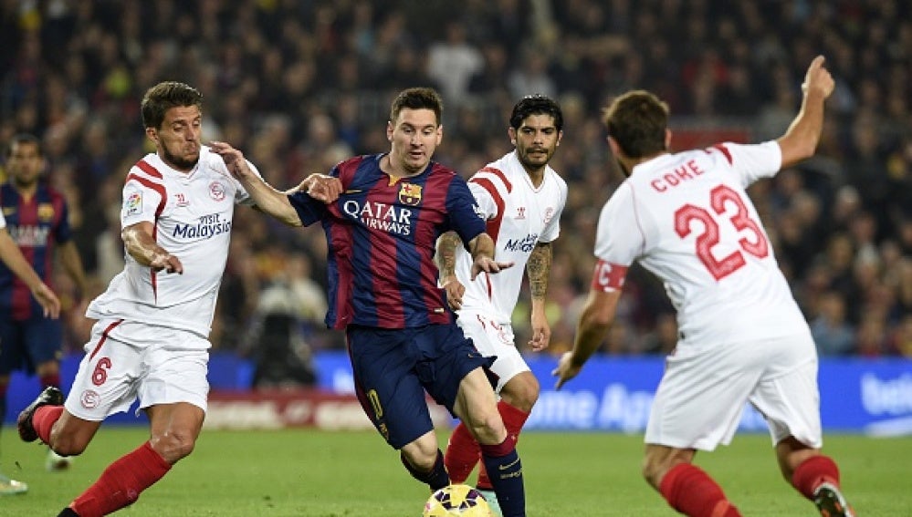 Messi lucha con tres defensas del Sevilla
