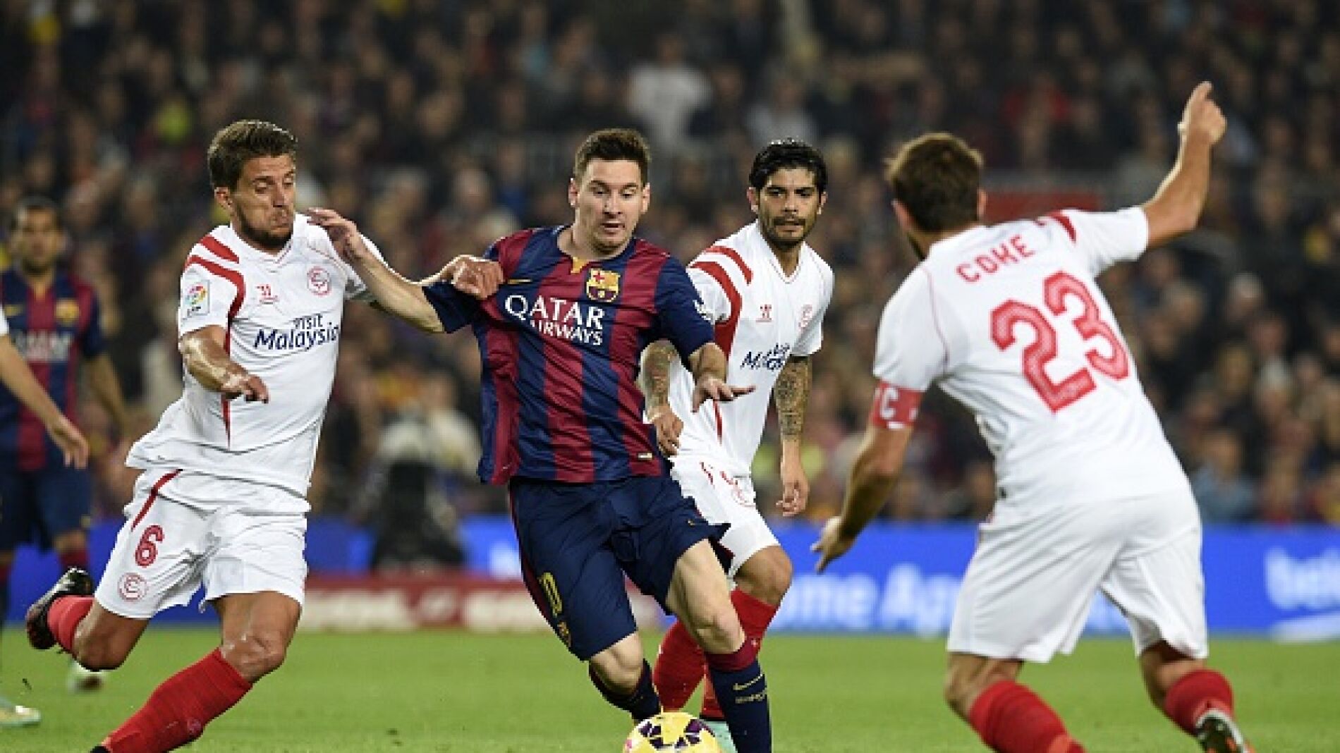 Messi lucha con tres defensas del Sevilla