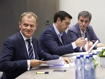 Tsipras, Tsakalotos y Tusk Tsipras, Tsakalotos y Tusk