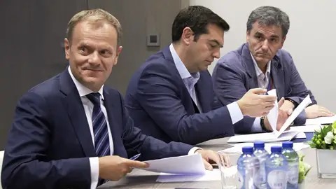 Tsipras, Tsakalotos y Tusk Tsipras, Tsakalotos y Tusk