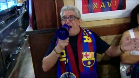 Frame 43.677792 de: Los aficionados del Sevilla y del Bar&ccedil;a disfrutaron de una noche m&aacute;gica