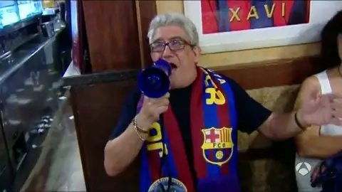 Frame 43.677792 de: Los aficionados del Sevilla y del Barça disfrutaron de una noche mágica Frame 43.677792 de: Los aficionados del Sevilla y del Barça disfrutaron de una noche mágica