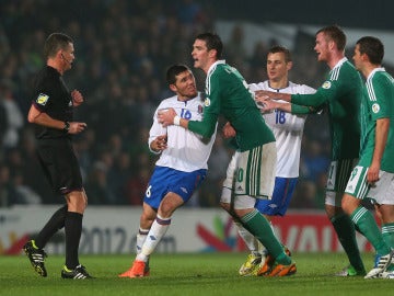 Javid Huseynov en un forcejeo durante un partido