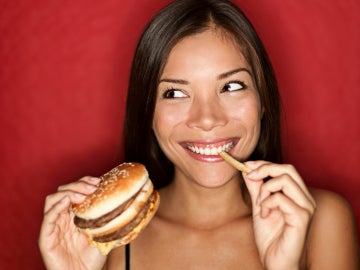 Ensalada César y otros alimentos menos sanos que una hamburguesa