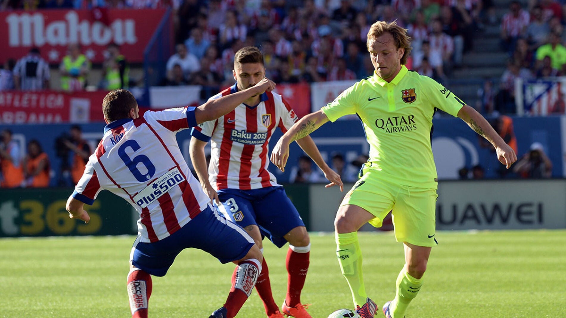 Rakitic maneja el bal&oacute;n ante la defensa de Koke y Siqueira