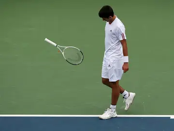 Djokovic tira su raqueta Djokovic tira su raqueta