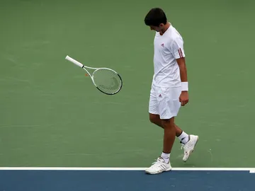 Djokovic tira su raqueta Djokovic tira su raqueta