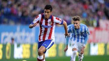 Raúl Jiménez conduce el balón en un partido con el Atlético