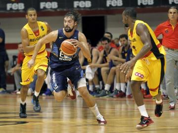 Llull maneja el balón ante Bélgica