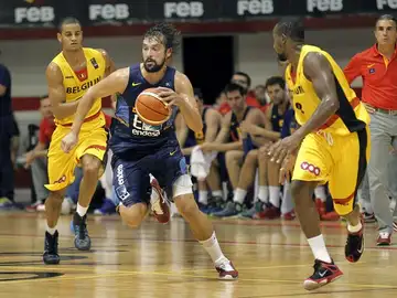 Llull maneja el balón ante Bélgica Llull maneja el balón ante Bélgica