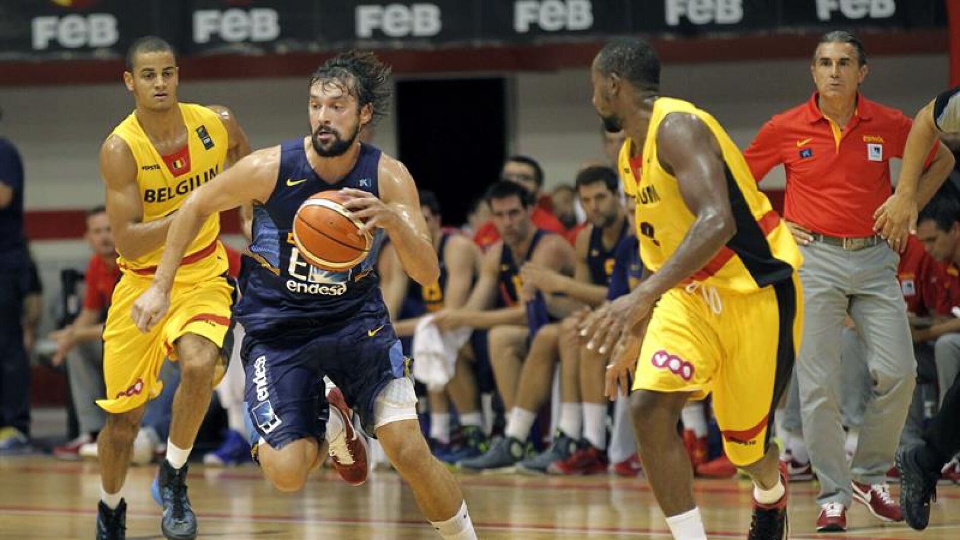 Llull maneja el bal&oacute;n ante B&eacute;lgica