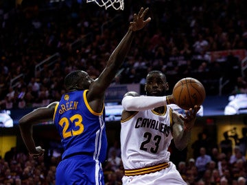 Lebron James penetra a canasta ante la defensa de Draymond Green Lebron James penetra a canasta ante la defensa de Draymond Green