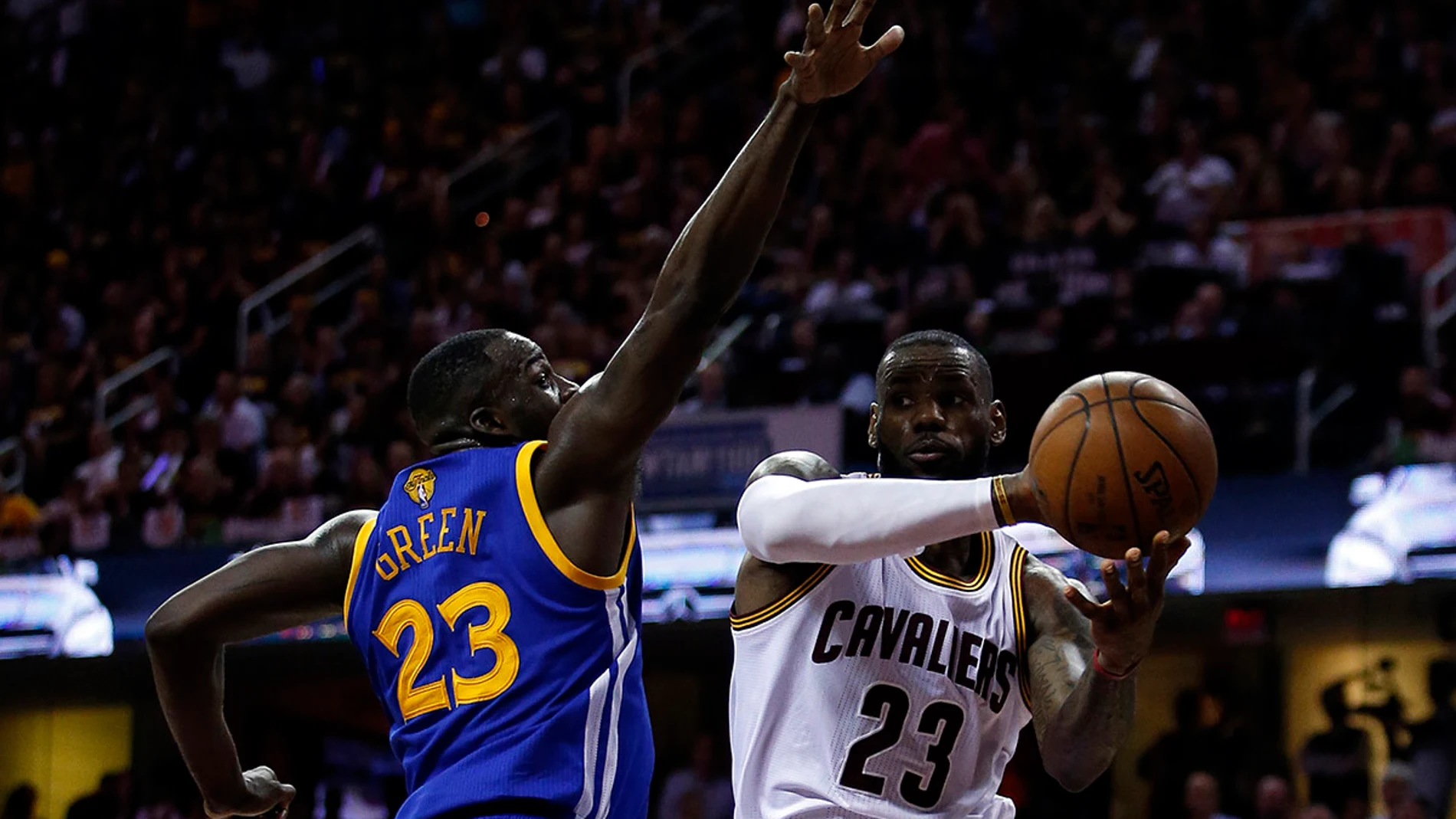 Lebron James penetra a canasta ante la defensa de Draymond Green Lebron James penetra a canasta ante la defensa de Draymond Green