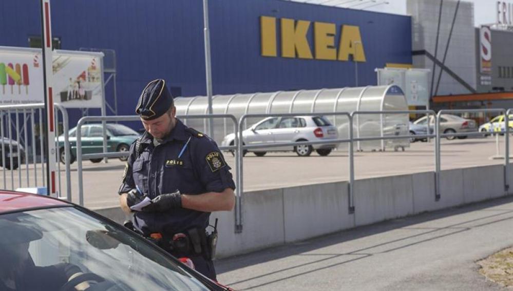 Policía en la tienda de Ikea donde ocurrieron los hechos.