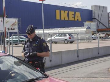 Policía en la tienda de Ikea donde ocurrieron los hechos.