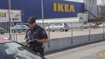 Policía en la tienda de Ikea donde ocurrieron los hechos.