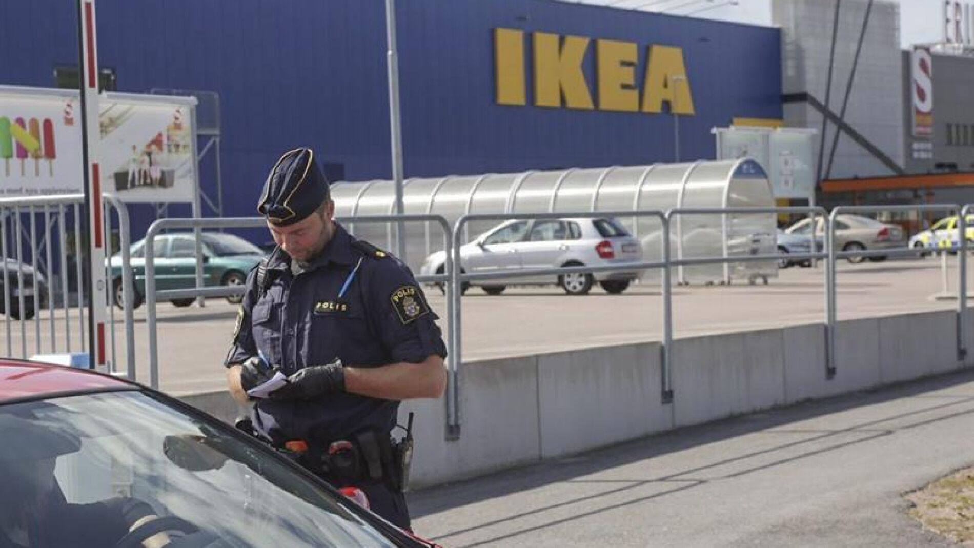 Polic&iacute;a en la tienda de Ikea donde ocurrieron los hechos.