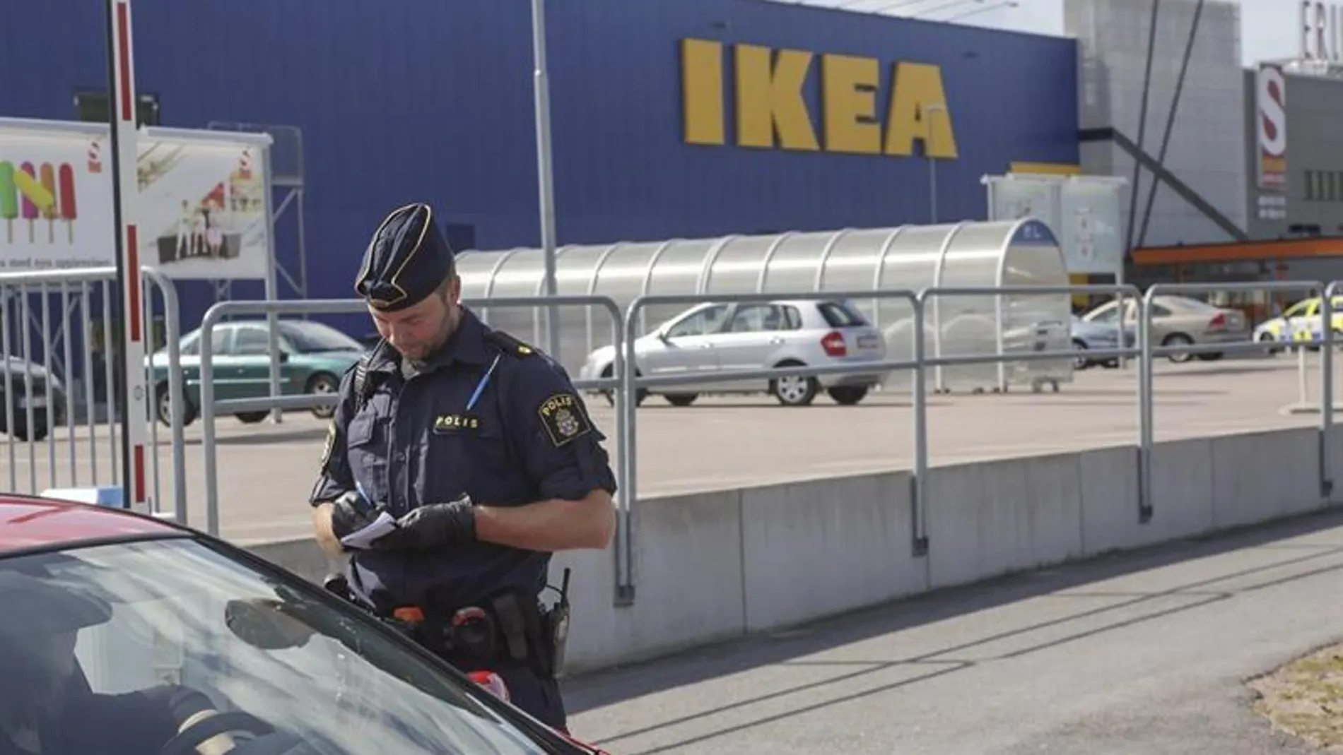 Policía en la tienda de Ikea donde ocurrieron los hechos. Policía en la tienda de Ikea donde ocurrieron los hechos.