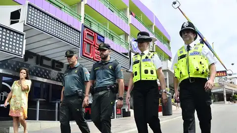 Los dos agentes británicos que han patrullado esta semana por Magaluf Los dos agentes británicos que han patrullado esta semana por Magaluf