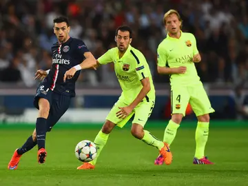 Busquets intenta robar el balón a Pastore Busquets intenta robar el balón a Pastore