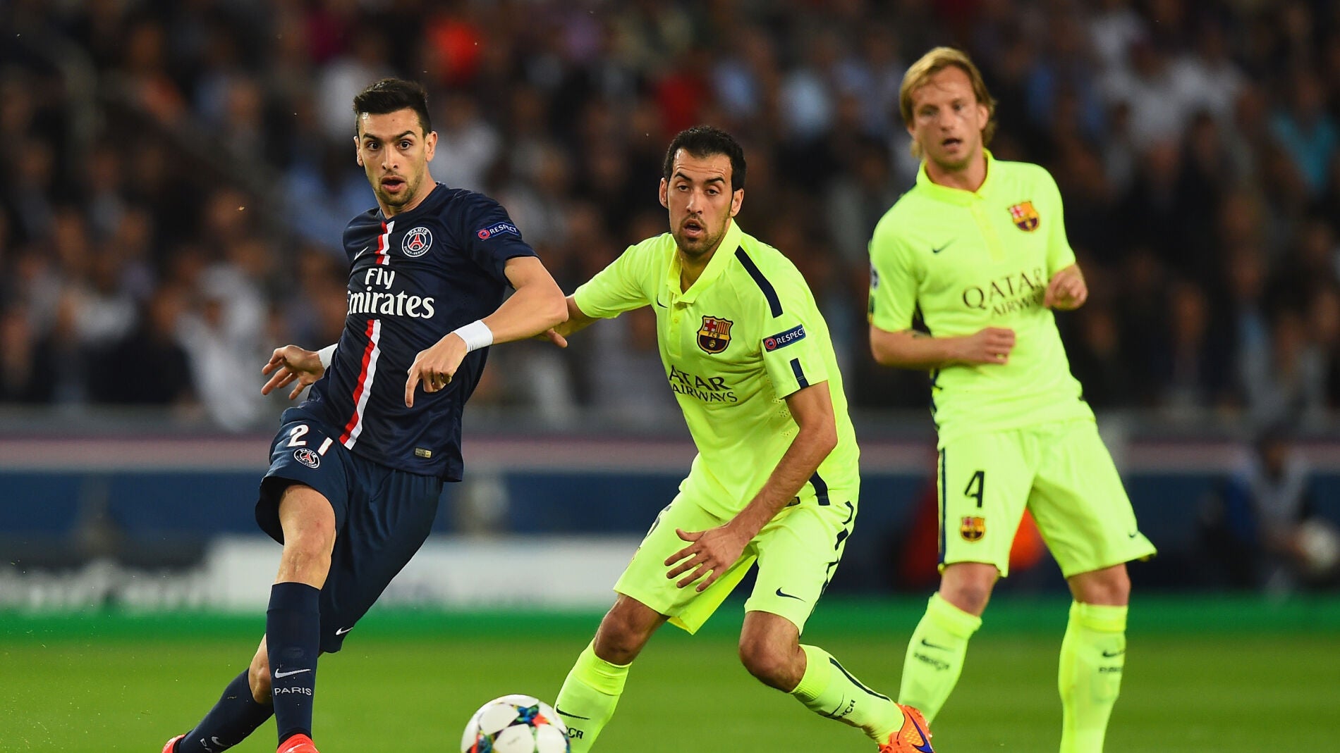 Busquets intenta robar el bal&oacute;n a Pastore