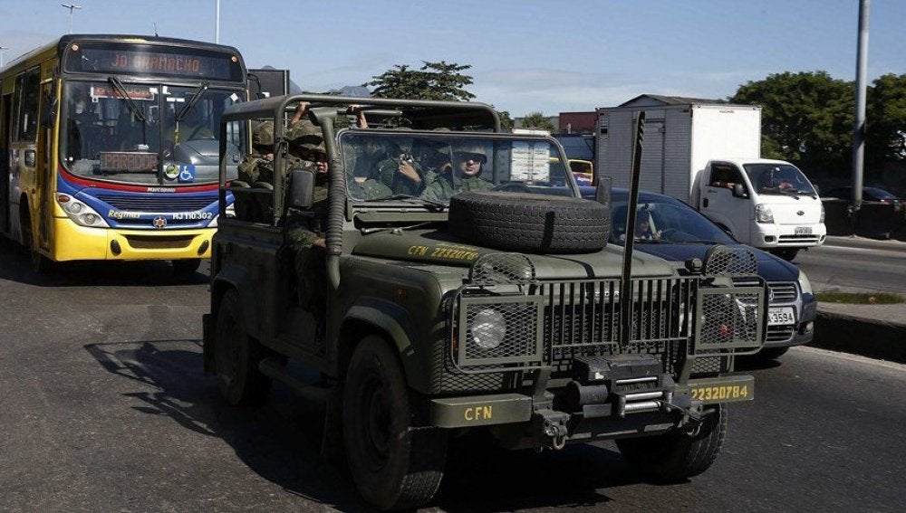 Un vehículo con miembros de la Policía Militarizada, circula por las calles de Brasil.