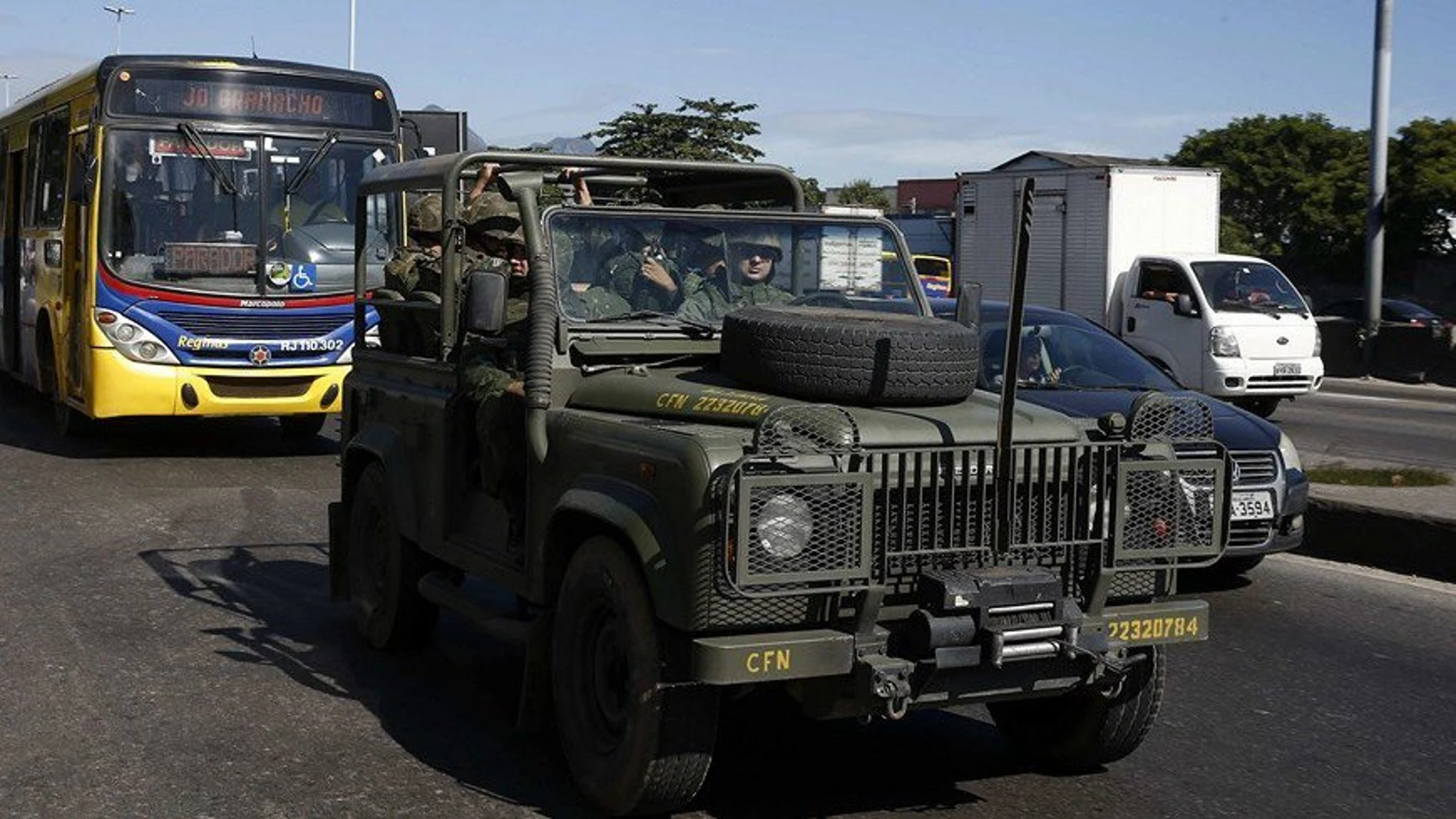 Un vehículo con miembros de la Policía Militarizada, circula por las calles de Brasil. Un vehículo con miembros de la Policía Militarizada, circula por las calles de Brasil.
