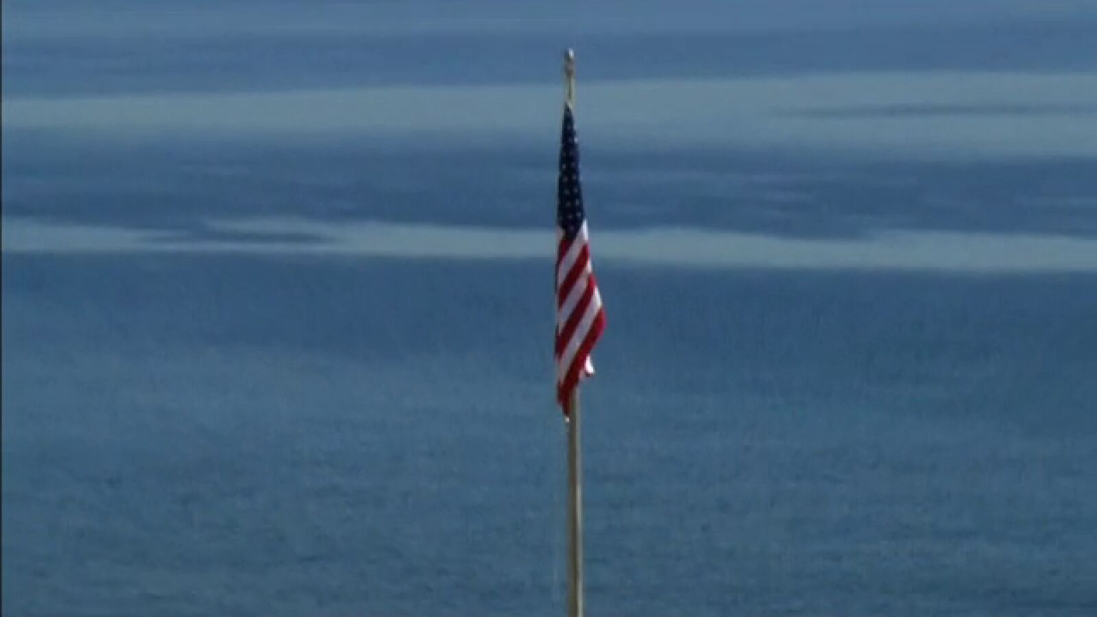 Izan la bandera de Estados Unidos en la embajada de La Habana