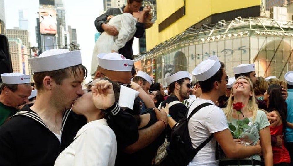 Parejas toman Times Square para rememorar el 70 aniversario de la icónica foto