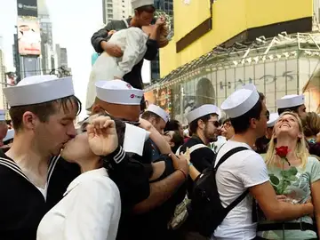 Parejas toman Times Square para rememorar el 70 aniversario de la icónica foto Parejas toman Times Square para rememorar el 70 aniversario de la icónica foto