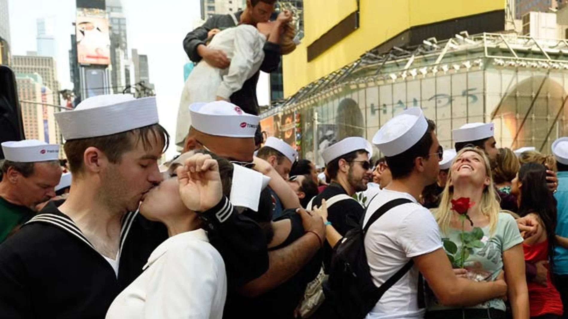 Parejas toman Times Square para rememorar el 70 aniversario de la icónica foto Parejas toman Times Square para rememorar el 70 aniversario de la icónica foto