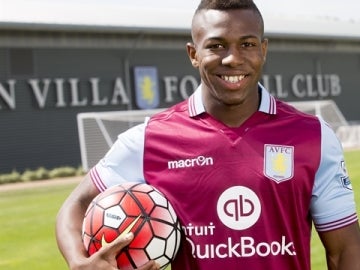 Adama Traoré con la camiseta del Aston Villa Adama Traoré con la camiseta del Aston Villa