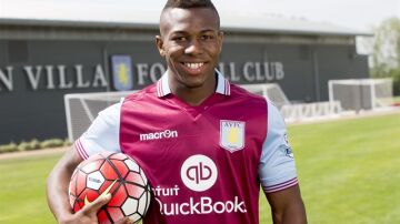 Adama Traoré con la camiseta del Aston Villa