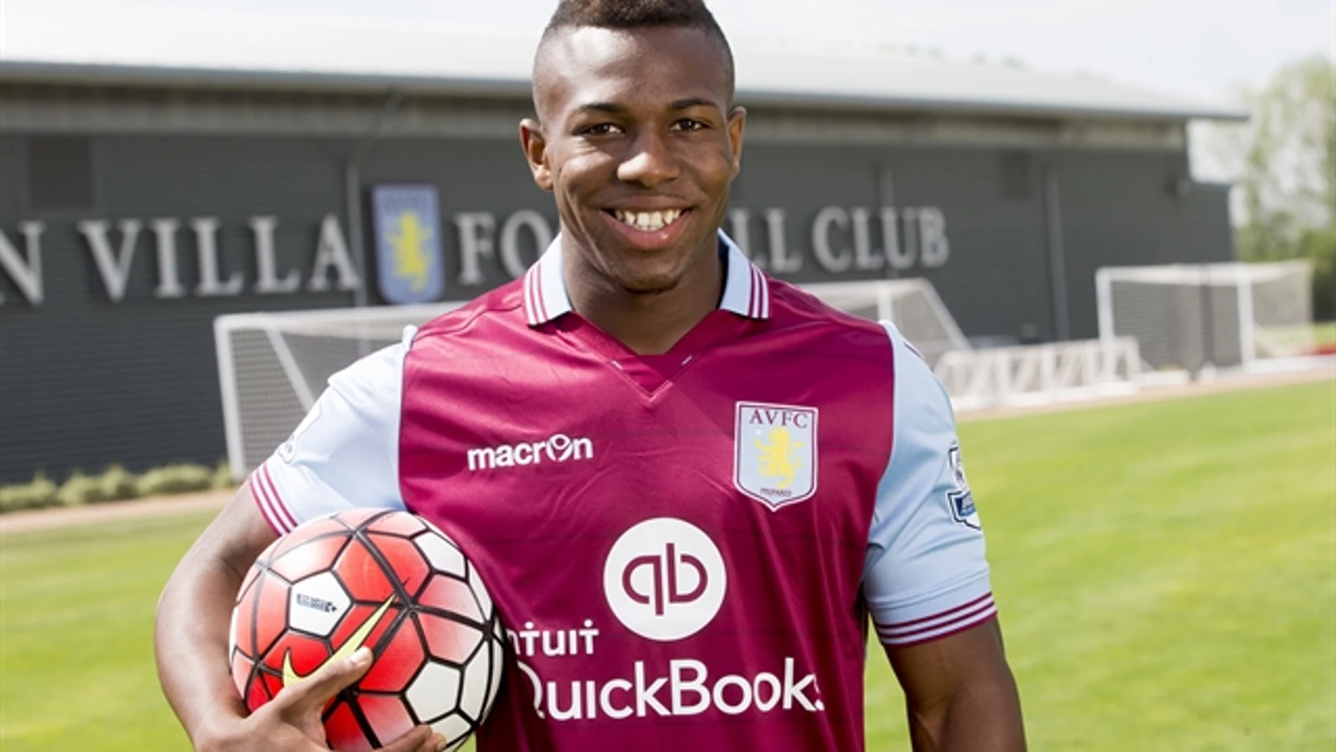 Adama Traoré con la camiseta del Aston Villa Adama Traoré con la camiseta del Aston Villa