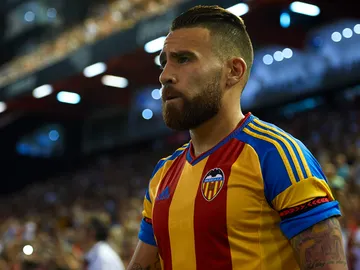 Otamendi tiene un pie y medio fuera del Valencia CF Otamendi tiene un pie y medio fuera del Valencia CF