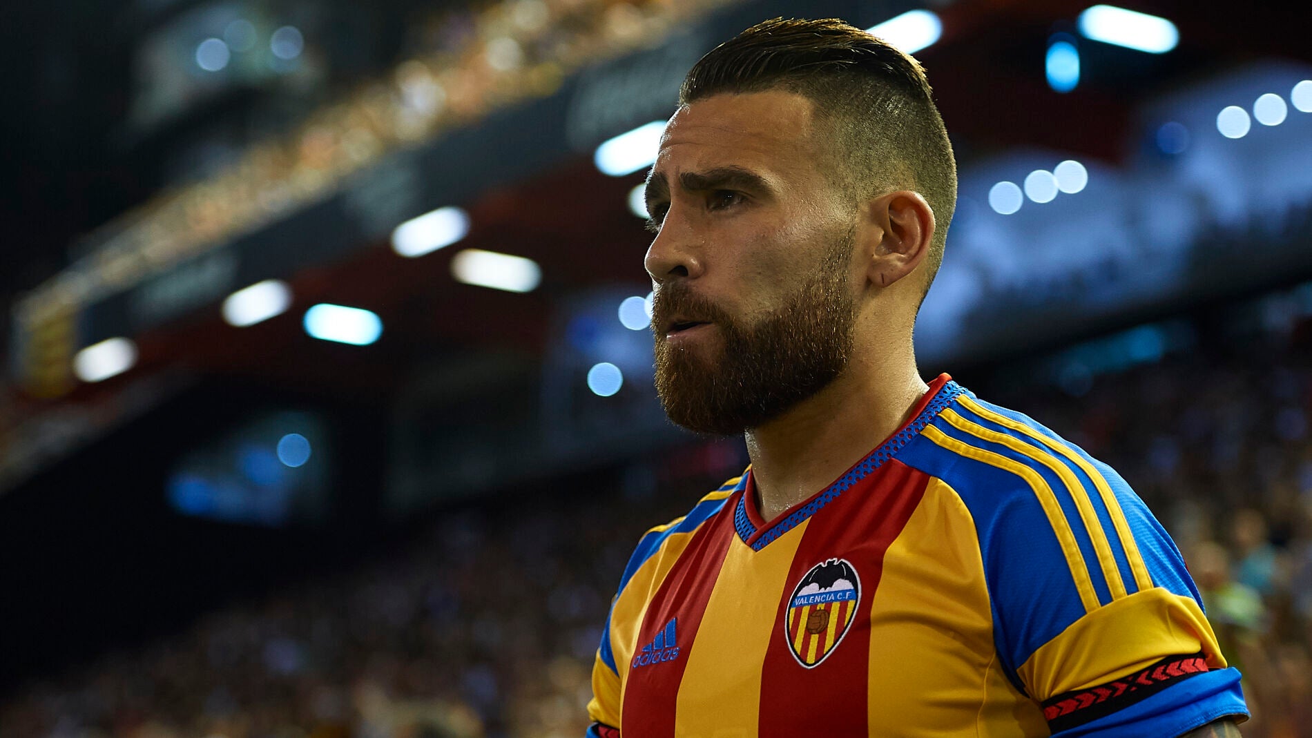 Otamendi tiene un pie y medio fuera del Valencia CF