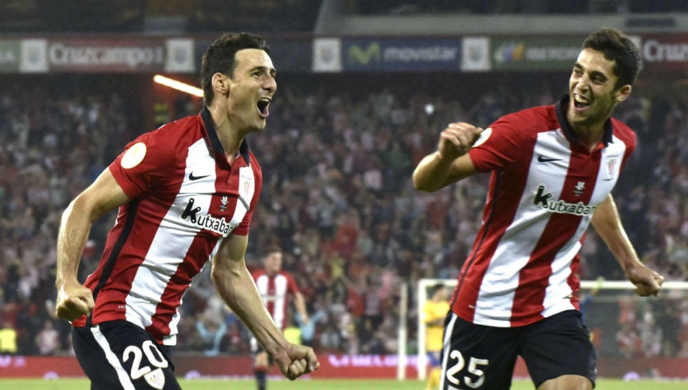  El delantero del Athletic, Aritz Aduriz, celebra el tercer gol del equipo bilbaino
