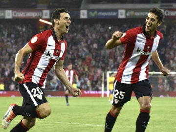  El delantero del Athletic, Aritz Aduriz, celebra el tercer gol del equipo bilbaino