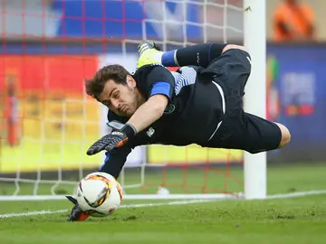 Casillas, en una intervención con el Oporto Casillas, en una intervención con el Oporto