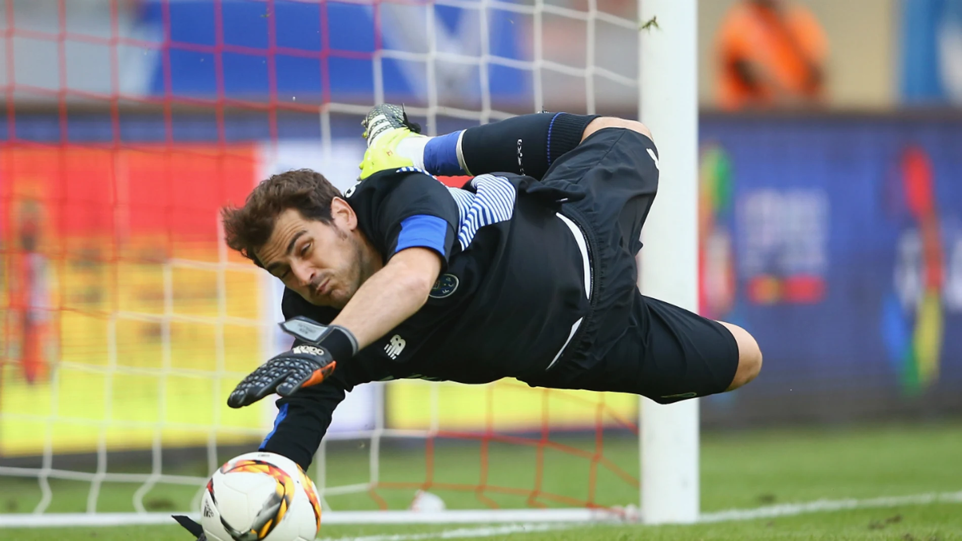 Casillas, en una intervención con el Oporto Casillas, en una intervención con el Oporto